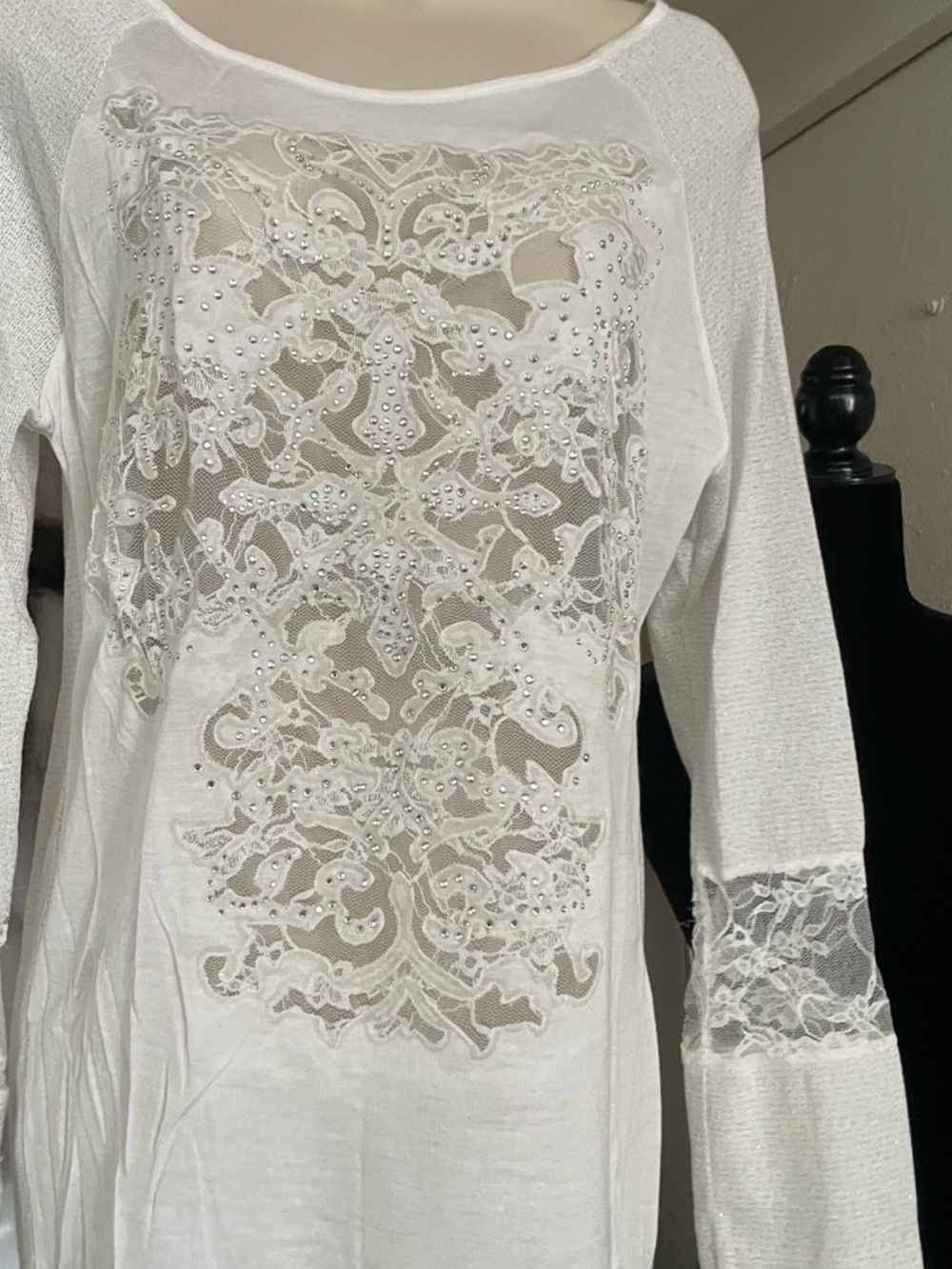 White Lace Appliqué Long Sleeve Top